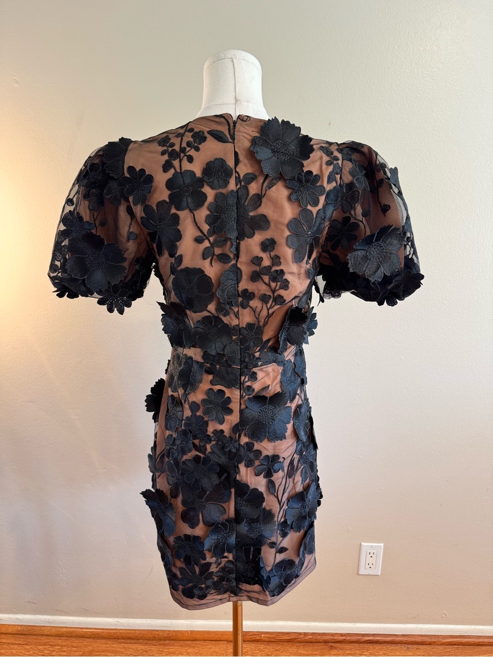 NWT Elliatt Black Floral Appliqué Puff-Sleeve Mini Dress on Nude Lining - Picture 2 of 8